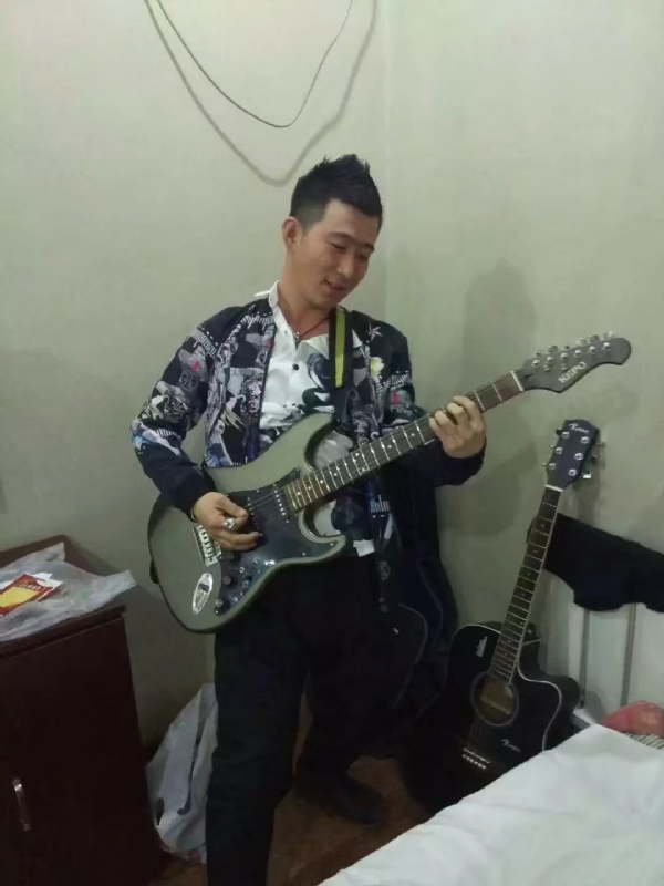 小吉他的第一张照片--平顶山相亲服务中心