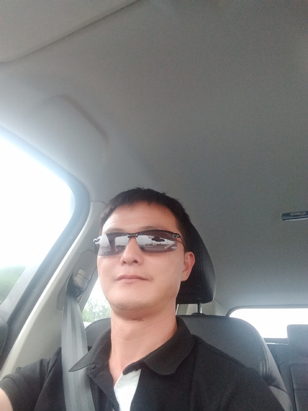 孤独的男人的第一张照片--平顶山相亲服务中心