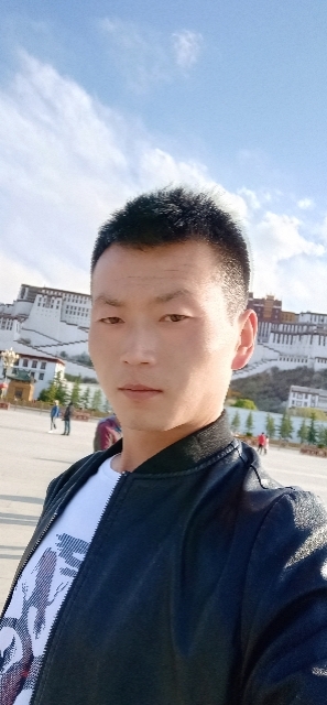 阳光下的小草的第一张照片--平顶山相亲服务中心