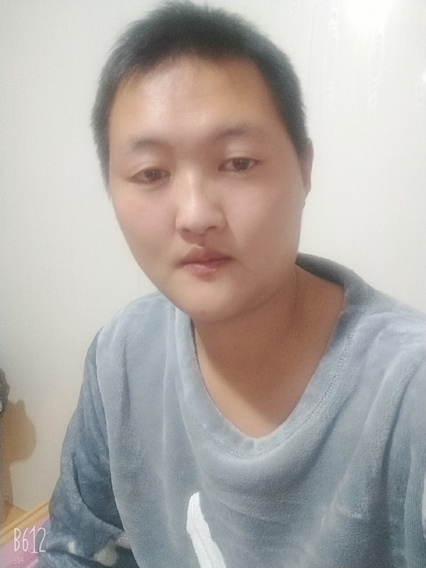 烟圈里透着伤的第一张照片--平顶山相亲服务中心