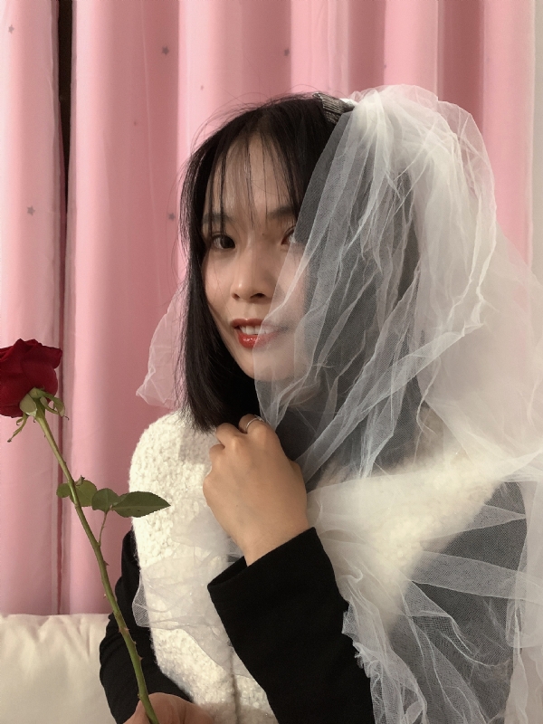 持紫菜包饭的女孩的第一张照片--平顶山相亲服务中心