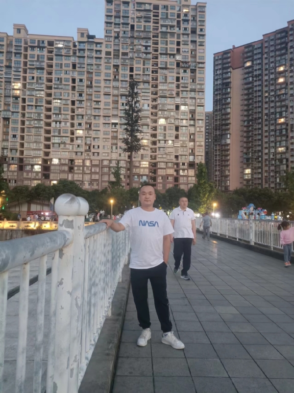 寂寞的男人的第一张照片--平顶山相亲服务中心