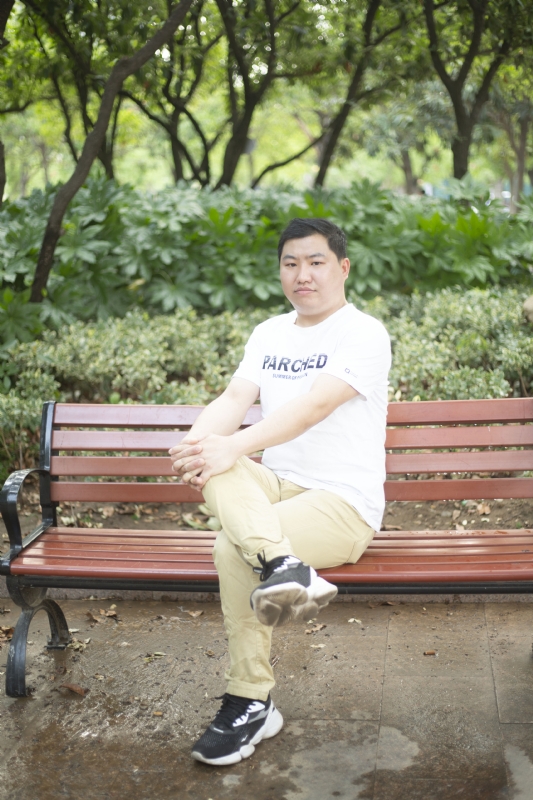 抱着鱼睡觉的猫的第一张照片--平顶山相亲服务中心