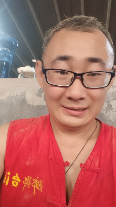 黑黑一笑的第二张照片--平顶山相亲服务中心